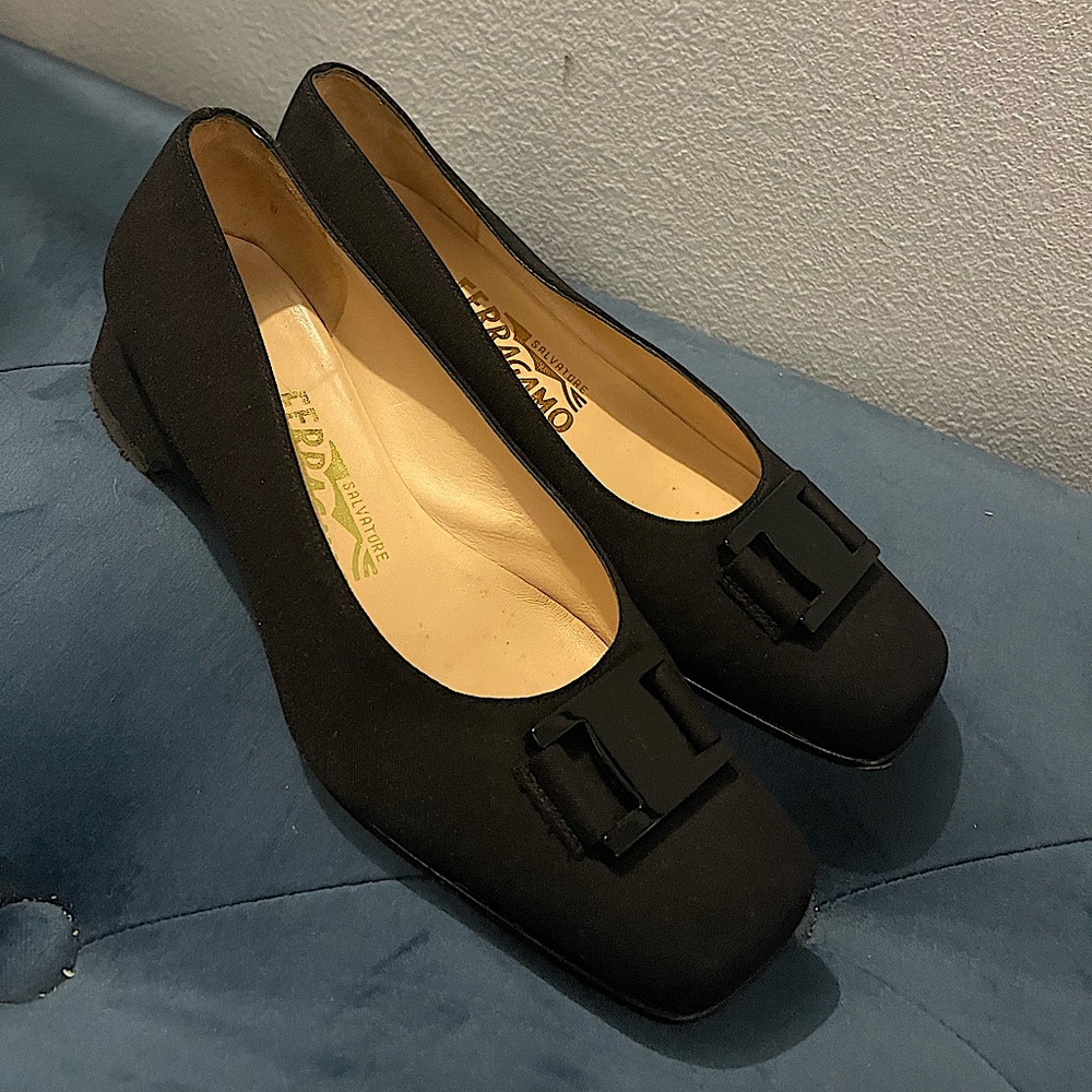 Hard to find 9 out of 10 Ferragamo low pumps